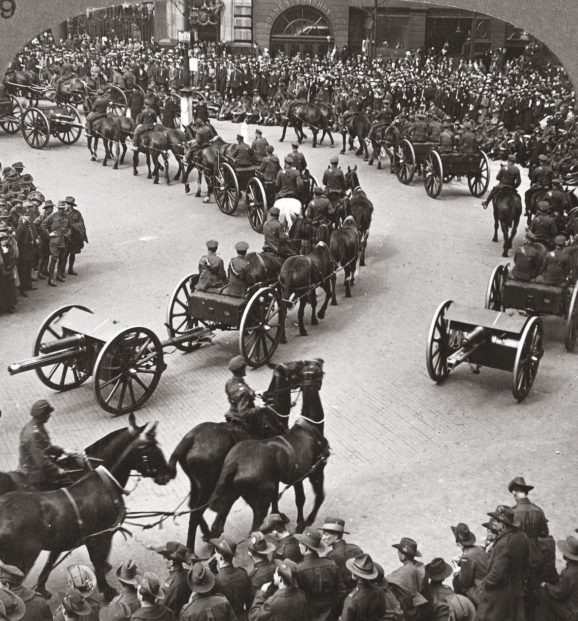Herdenking van het einde van de oorlog, de Anzacs wonen de parade van de keizerlijke troepen in Londen bij door English Photographer