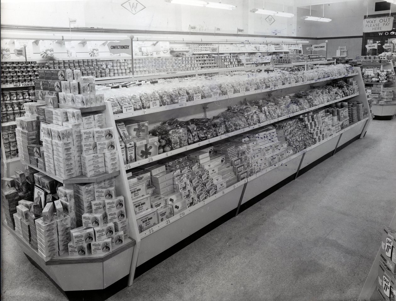 Snoepafdeling, Woolworths winkel, 1956 door English Photographer
