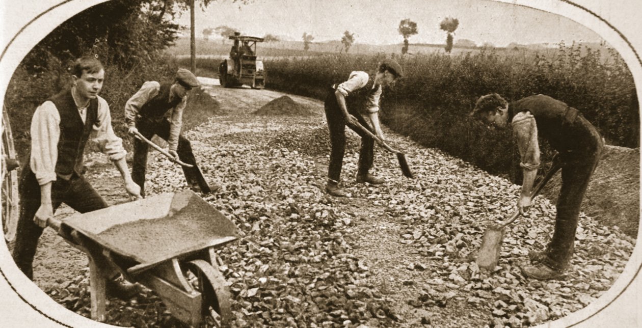 Principiële dienstweigeraars nuttig ingezet: mannen van de N.C.C. op een militaire weg door English Photographer