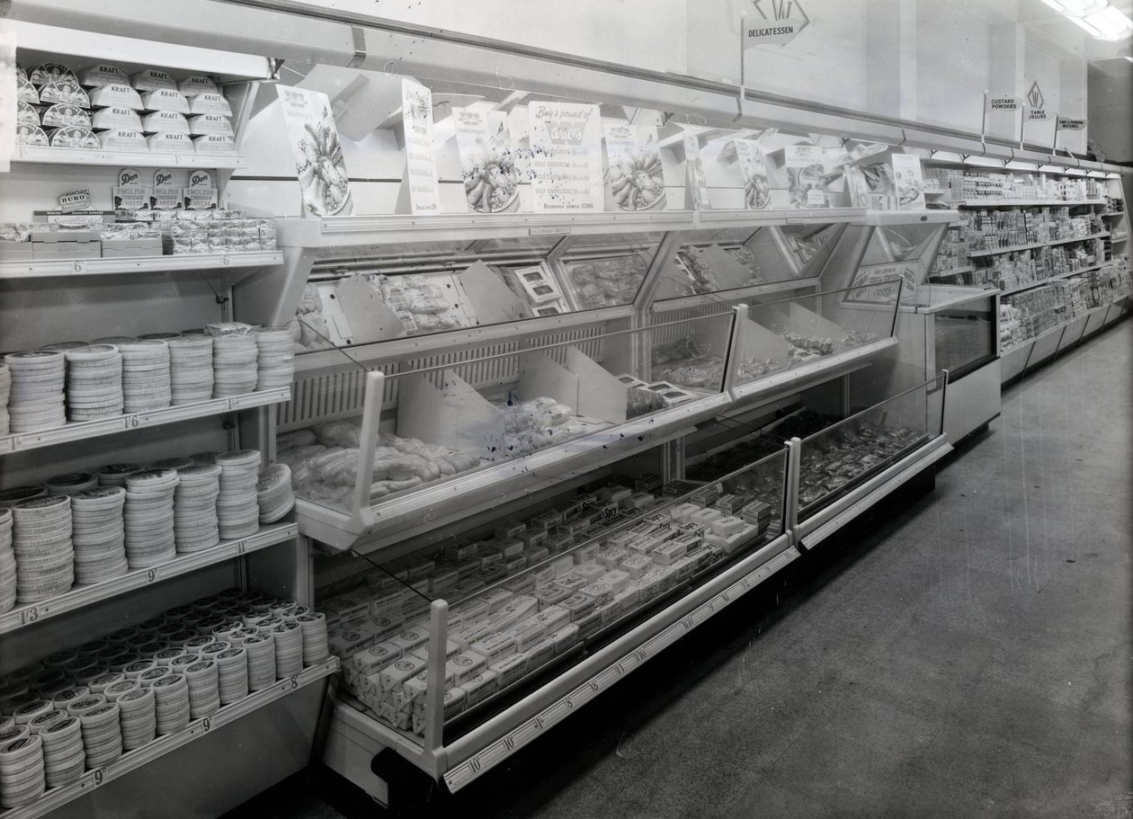 Delicatessen gangpad, Woolworths winkel, 1956 door English Photographer