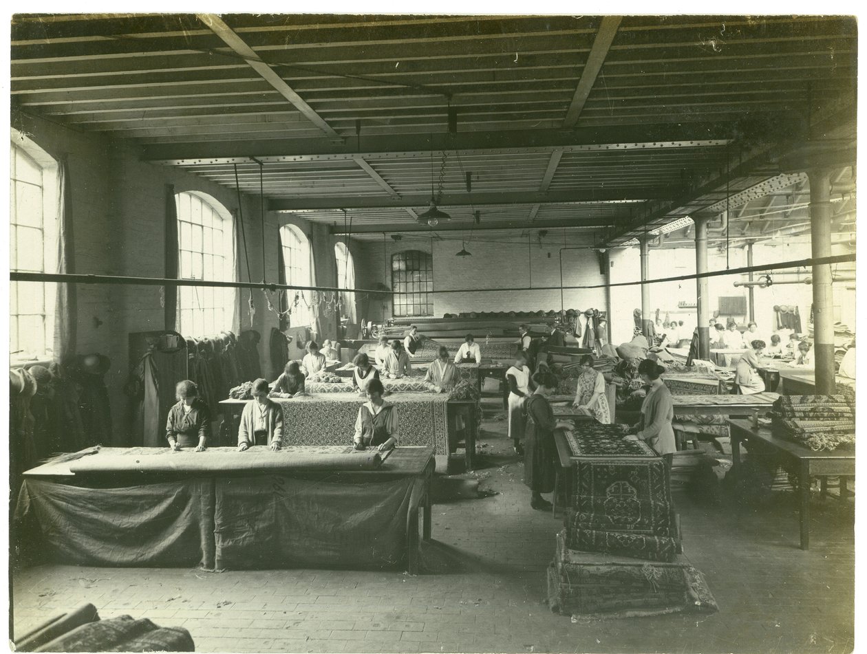 Afwerkingsruimte, Chenille afdeling, tapijtfabriek, 1923 door English Photographer