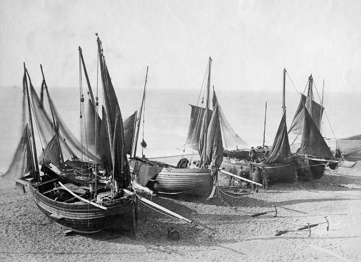 Vissersboten op het strand van Shoreham-by-Sea, ca. 1880 door English Photographer
