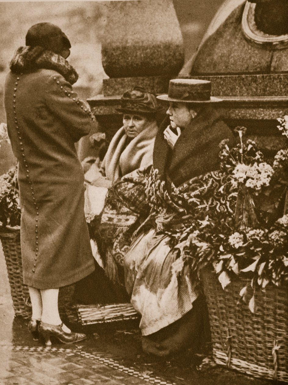 Bloemenverkopers kletsen bij Piccadilly Circus door English Photographer