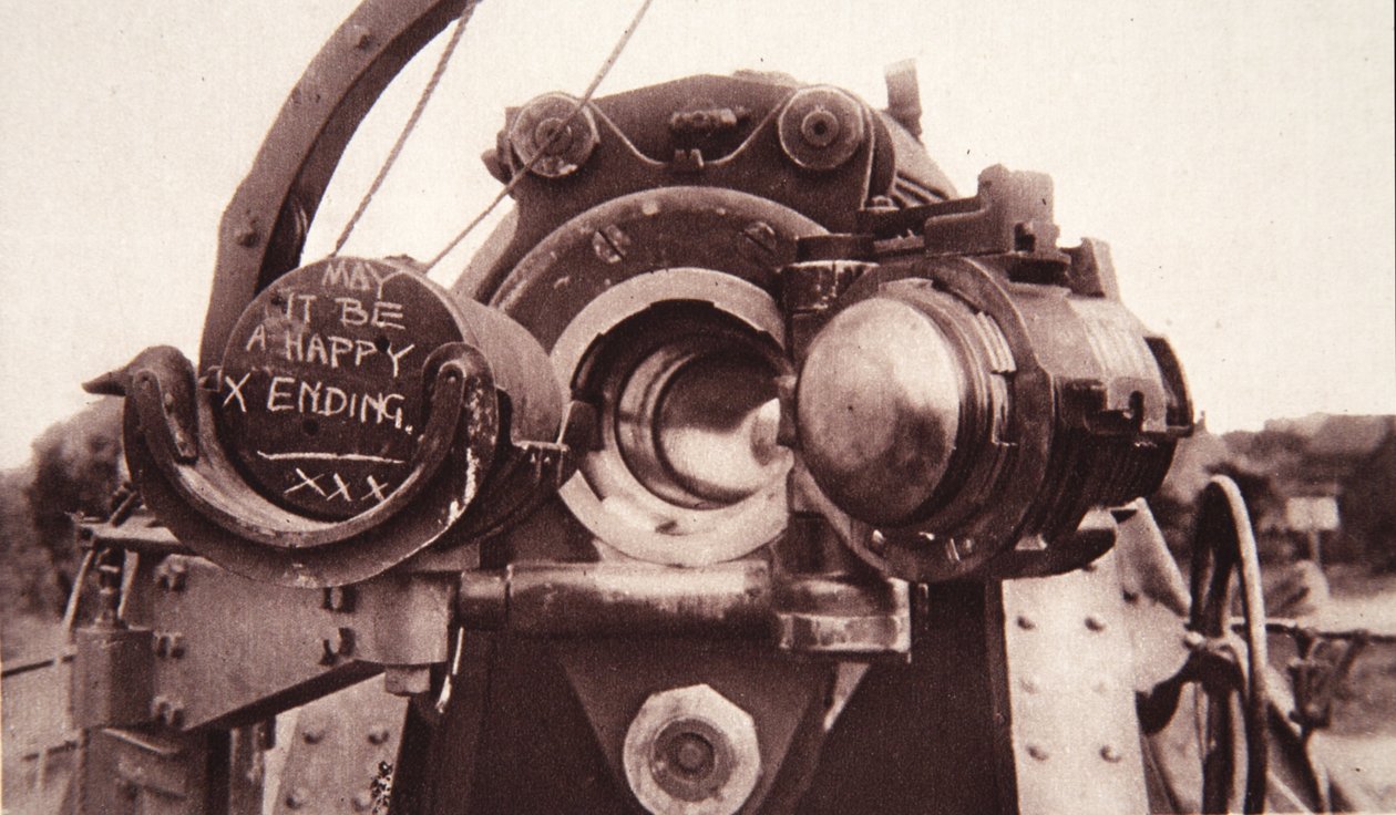 In een van de Strafing batterijen: Een bericht aan Fritz, uit The Illustrated War News, 5 juli 1916 door English Photographer