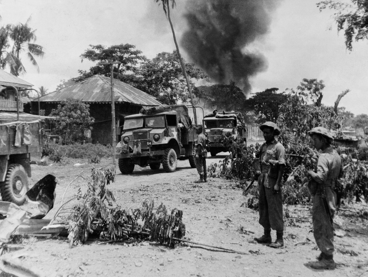 Indiase troepen van de 17e Divisie in Payagyi tijdens de laatste kilometers van de opmars naar Rangoon, april 1945 door English Photographer