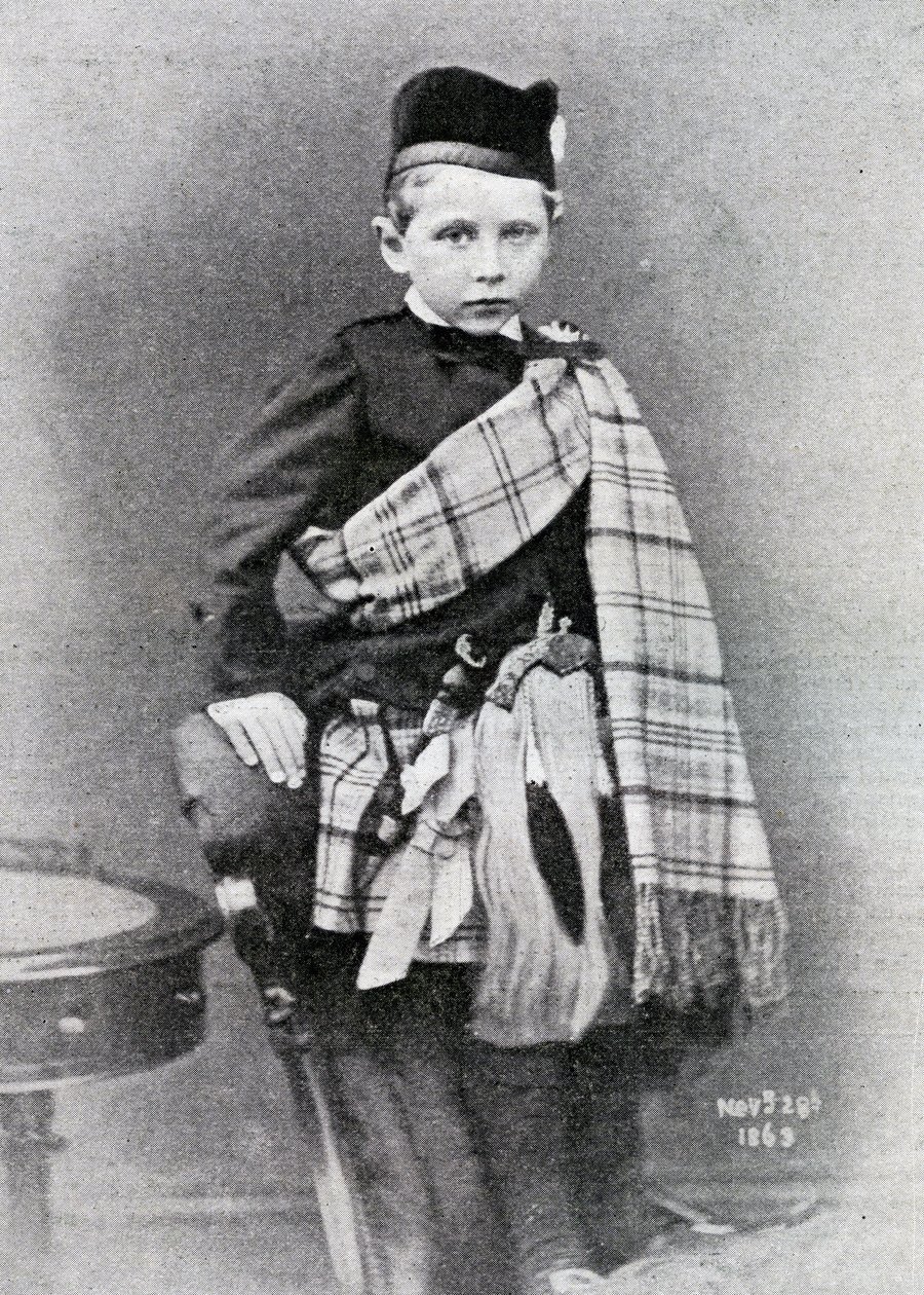 Kaiser Wilhelm II gefotografeerd op 4-jarige leeftijd in de kilt gedragen voor het huwelijk van zijn oom, Edward, Prins van Wales met Prinses Alexandra van Denemarken, 1863 door English Photographer