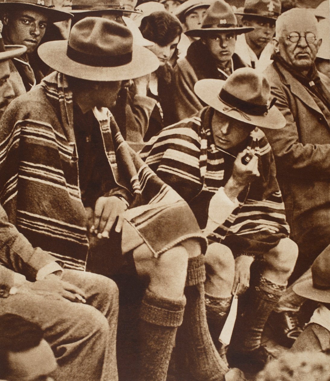 Koning Edward rond een kampvuur met Welshe scouts door English Photographer