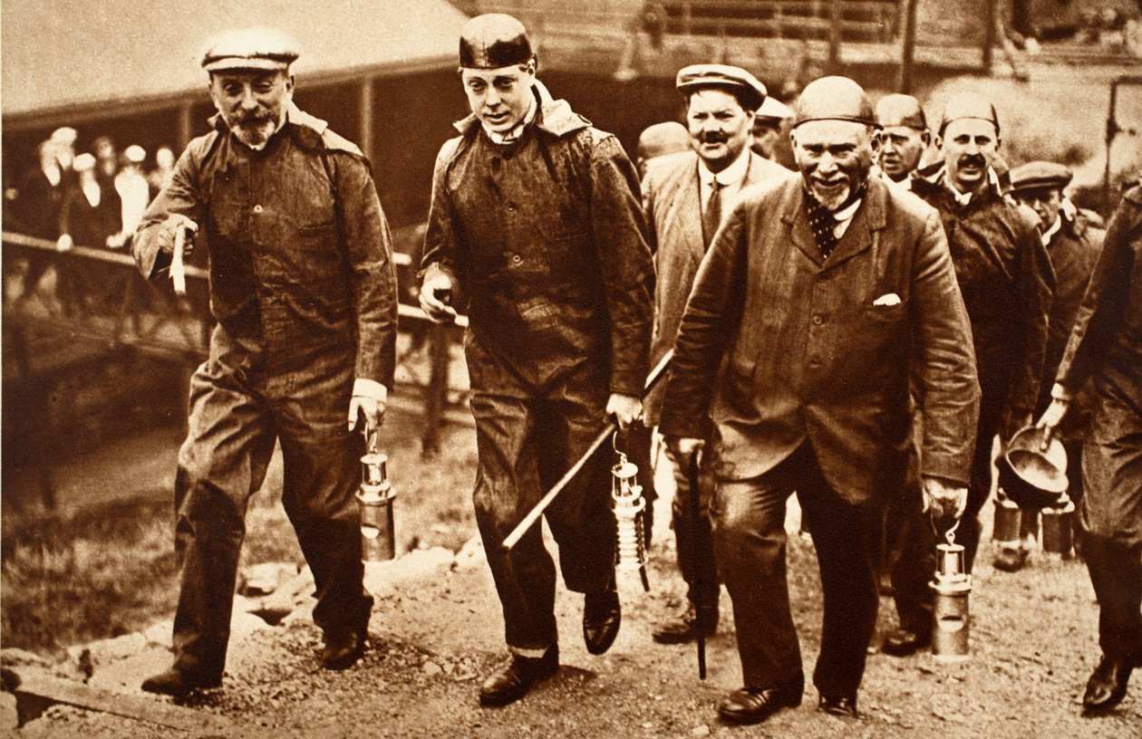 Koning Edward VIII en de mijnwerkers gaan naar beneden in de Cwmner-mijn, Cardiff door English Photographer
