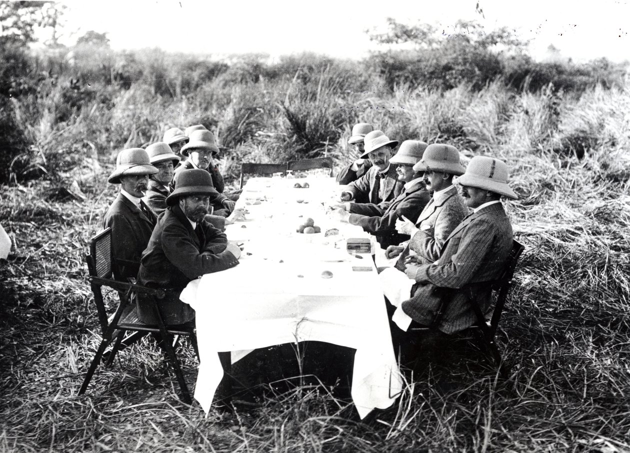 Koning George V luncht in de Chitwan Vallei tijdens een Tijgerjacht, 1911 door English Photographer