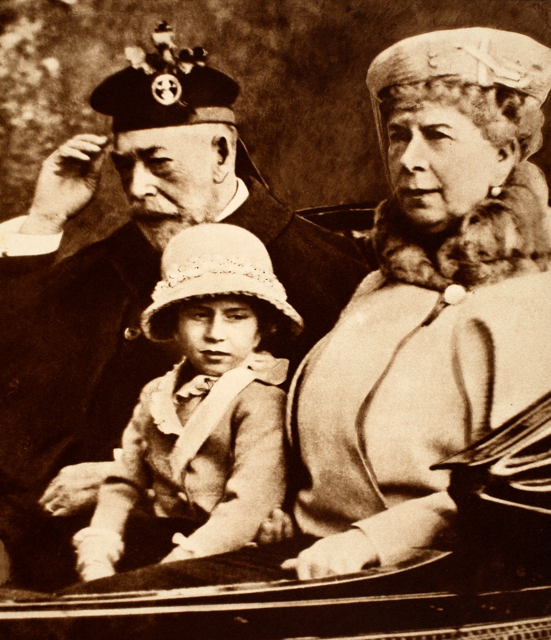Koning George en koningin Mary rijden naar de kerk met hun kleindochter, prinses Margaret, jaren 1930 door English Photographer