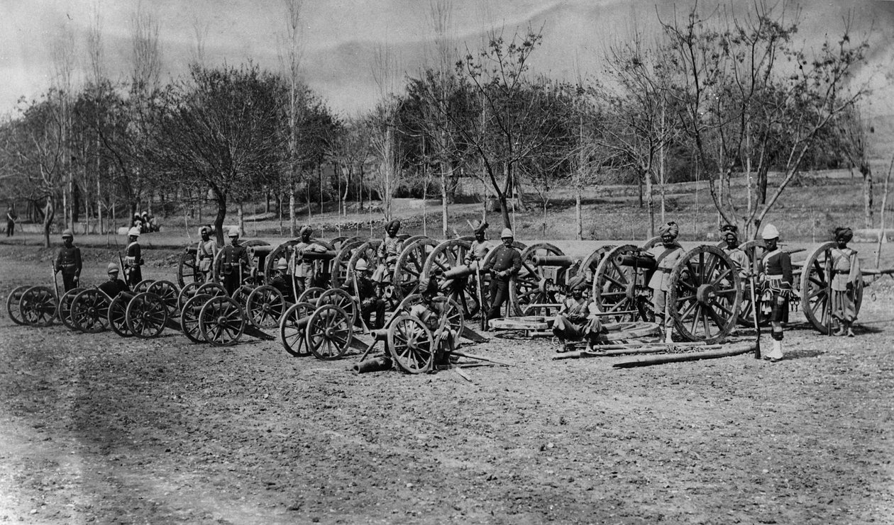 Kohat paradegrond met veroverde Afghaanse kanonnen van de Slag bij Peiwar met soldaten van de 8th Foot, 92nd Highlander 5th Punjab Infantry door English Photographer