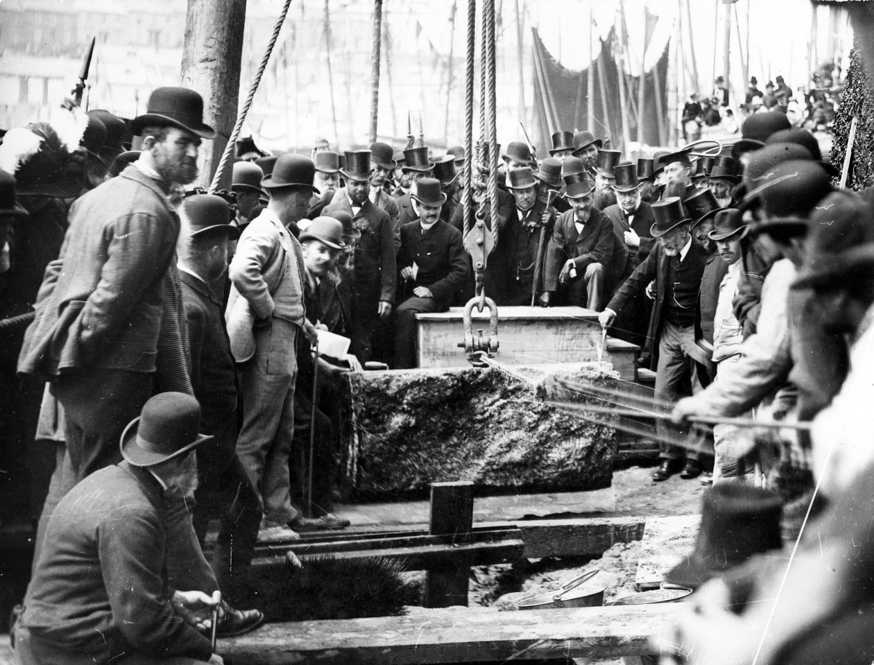 Het Leggen van de Eerste Steen voor de Uitbreiding van Smeatons Pier, 1888 door English Photographer