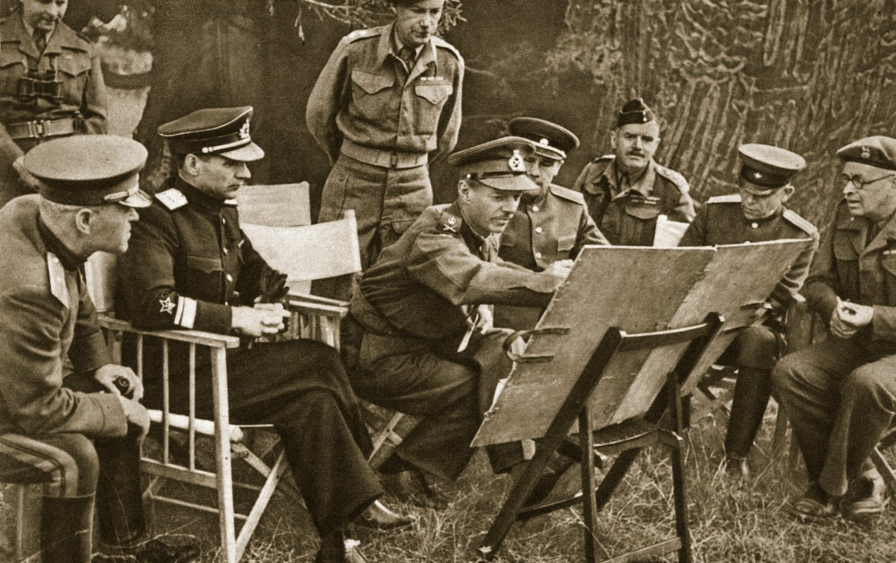 Luitenant-generaal Dempsey, commandant van het Britse Tweede Leger, legt aan Sovjetofficieren de stand van zaken aan het westfront uit, 1944 door English Photographer