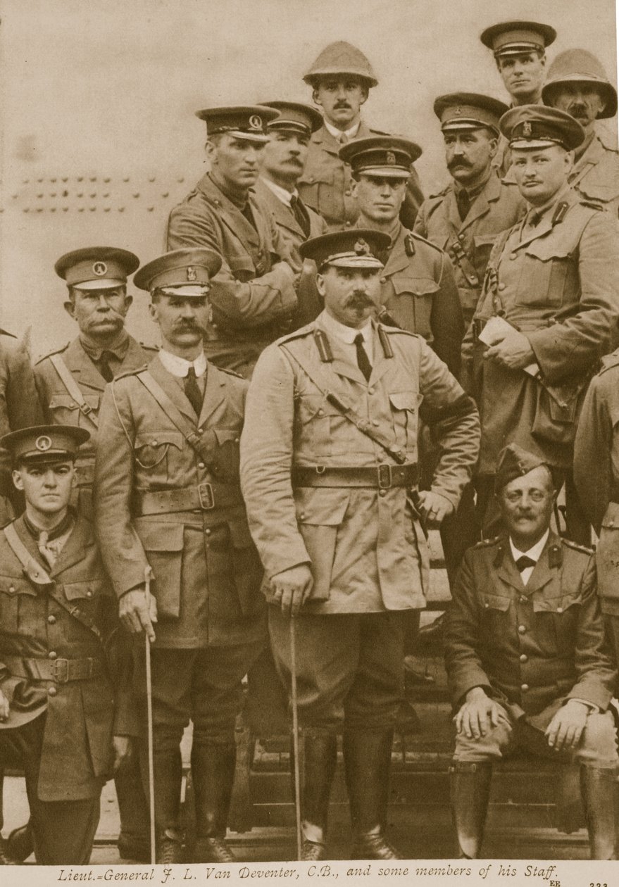 Luitenant-generaal F.L. Van Deventer, C.B. en enkele leden van zijn staf, 1914-19 door English Photographer