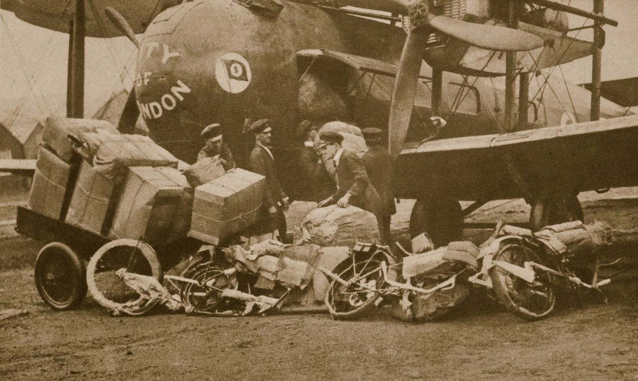 Het laden van de Vickers-Vimy machine City of London met motorfietsframes voor Keulen door English Photographer