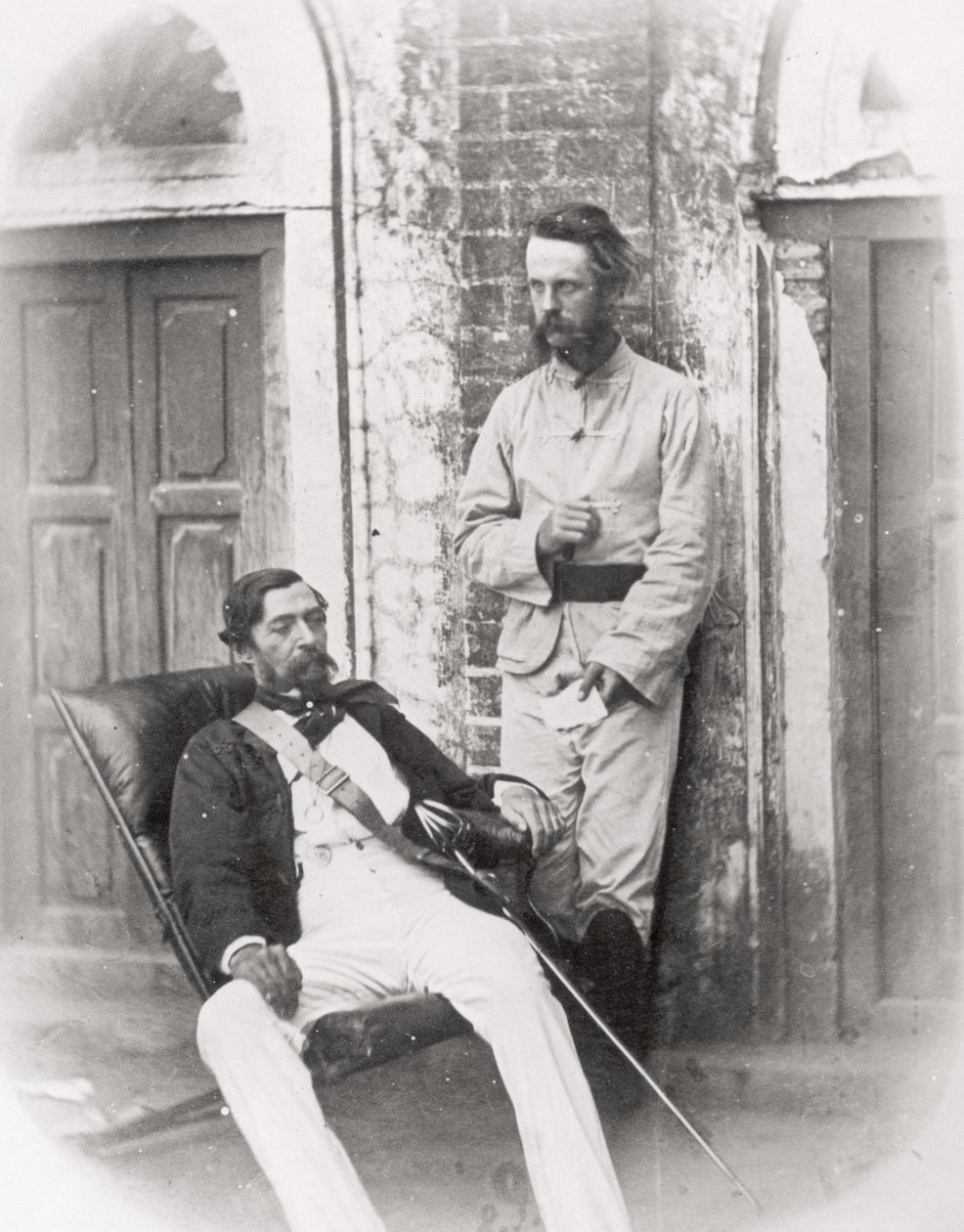 Luitenant-generaal Sir Robert Napier (zittend) en zijn ADC, majoor E.H. Greathead, Lucknow, 1857 door English Photographer