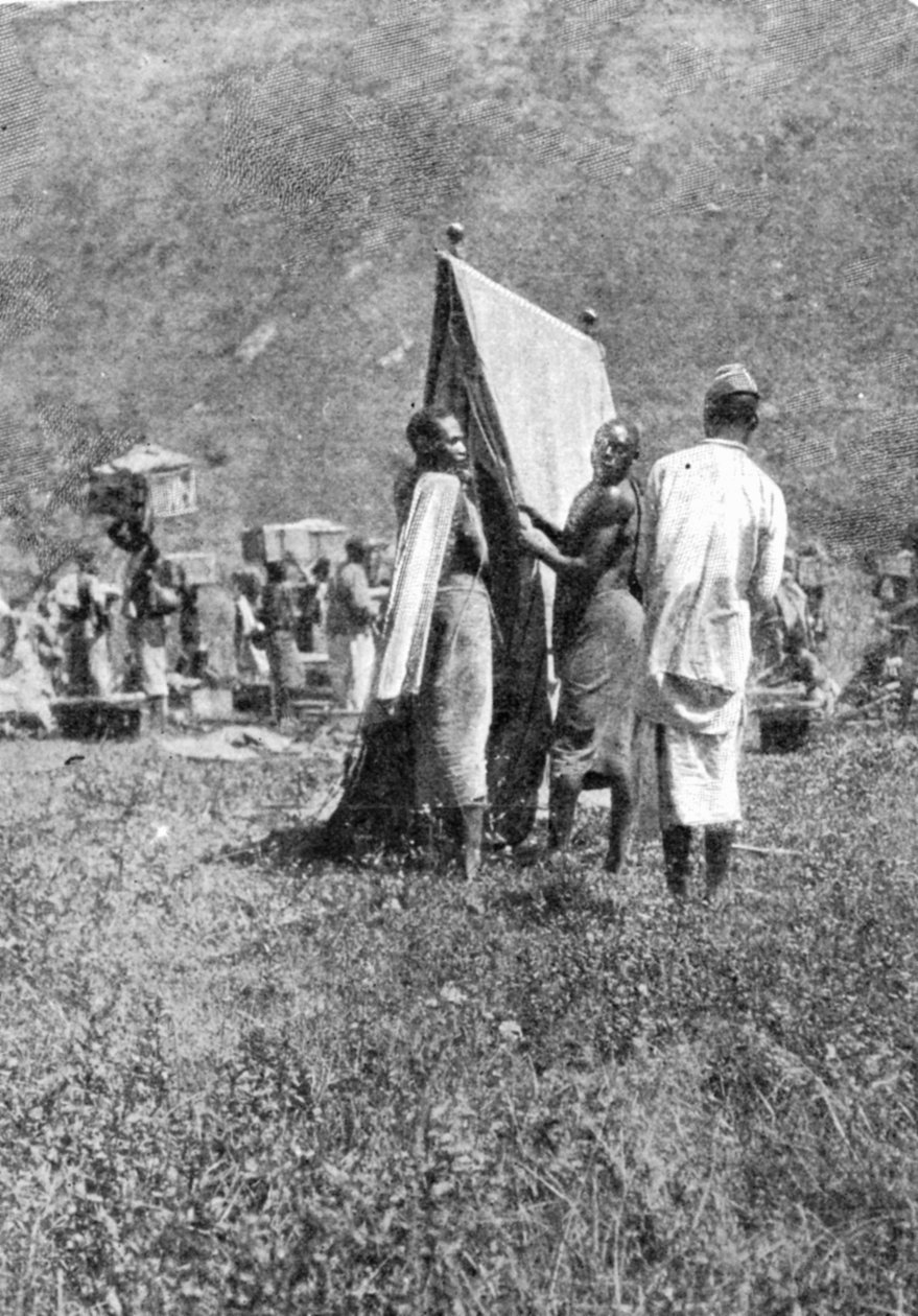 Kamp Opzetten aan het Einde van een Dag Mars, uit een artikel getiteld Naar de Bergen van de Maan gepubliceerd in The Graphic, 27 oktober 1906 door English Photographer