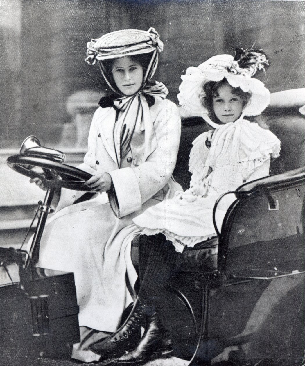 Millicent, Hertogin van Sutherland en haar dochter bij de eerste bijeenkomst van de Ladies Automobile Club, 1903 door English Photographer