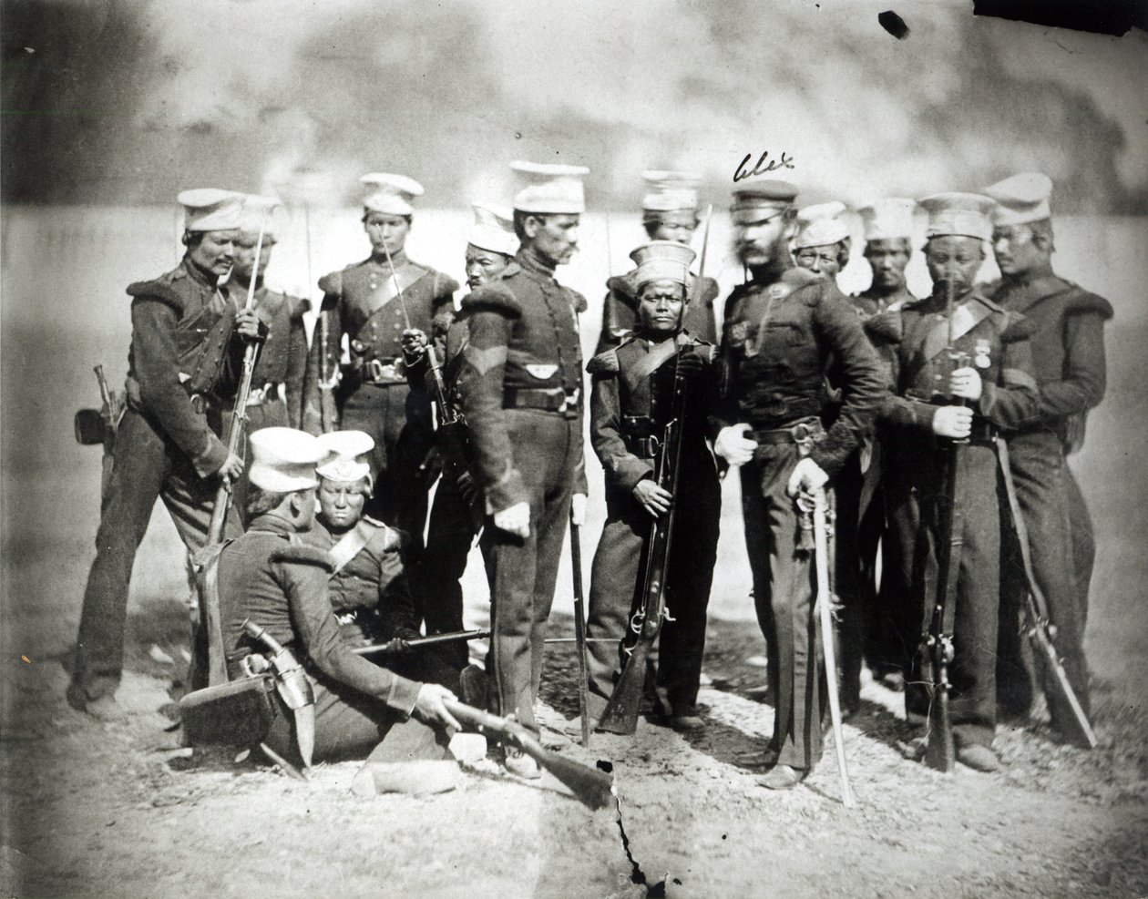 Nieuw Nusseeree Rifle Battalion en majoor A. Bagot, 1857 door English Photographer