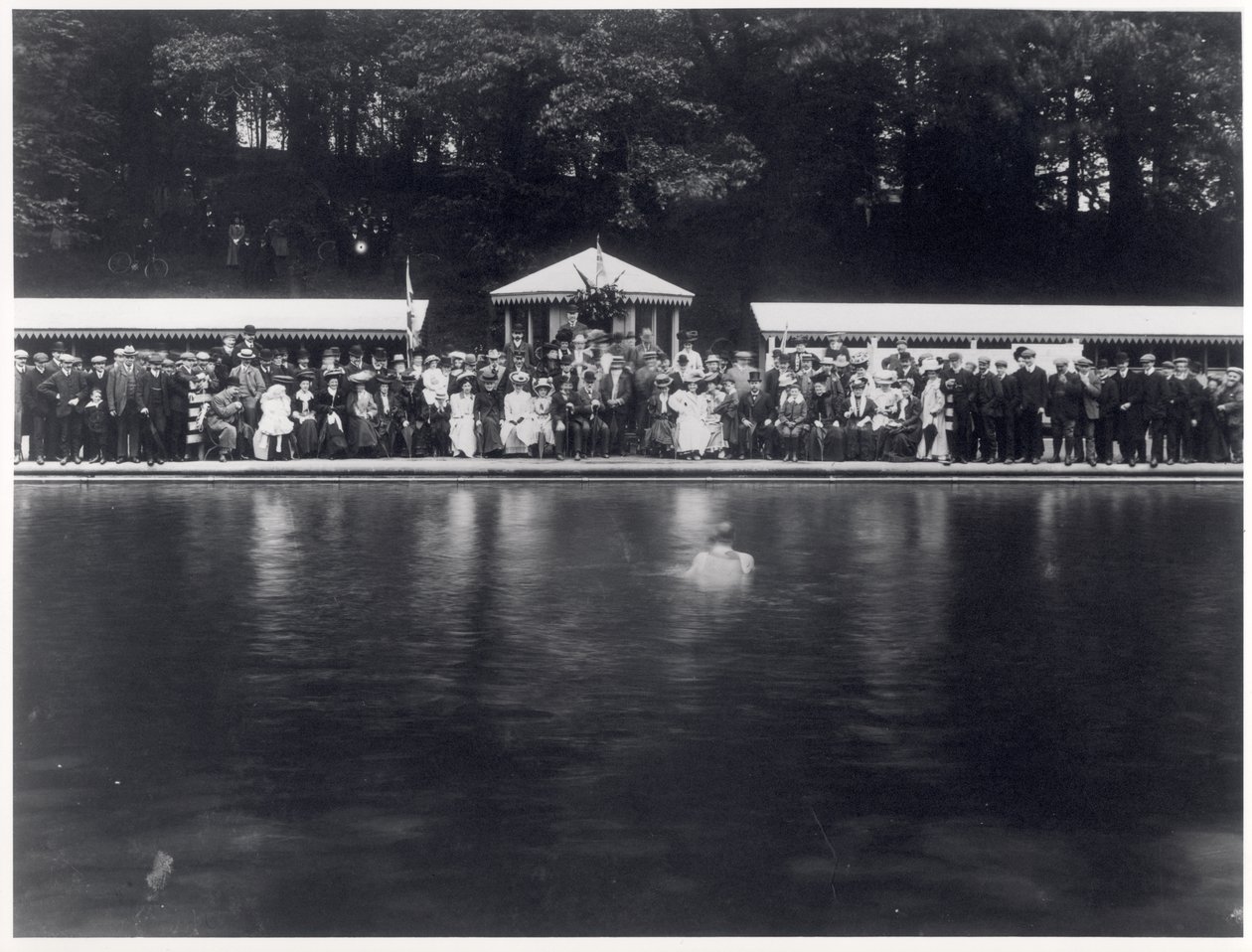 Officiële opening van het Openluchtzwembad in Roundhay Park, Leeds, 29 juli 1907 door English Photographer