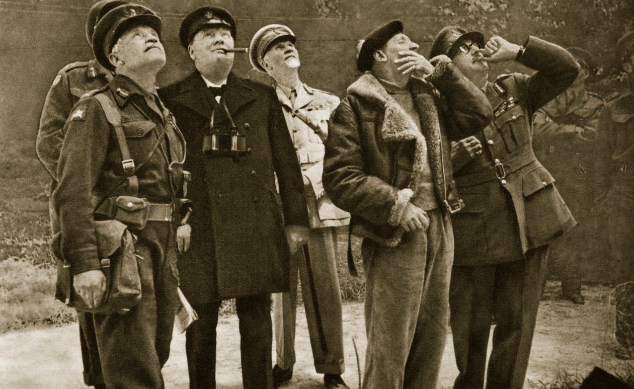 Aan het front: Churchill en Montgomery observeren een luchtgevecht, 1944 door English Photographer