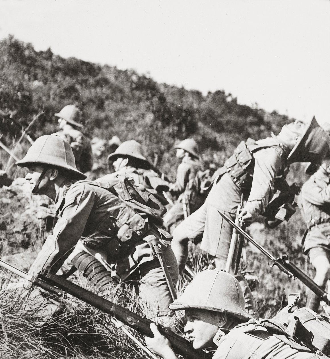 Onze dappere infanterie bestormt de Duitse posities op een Balkanheuvel door English Photographer