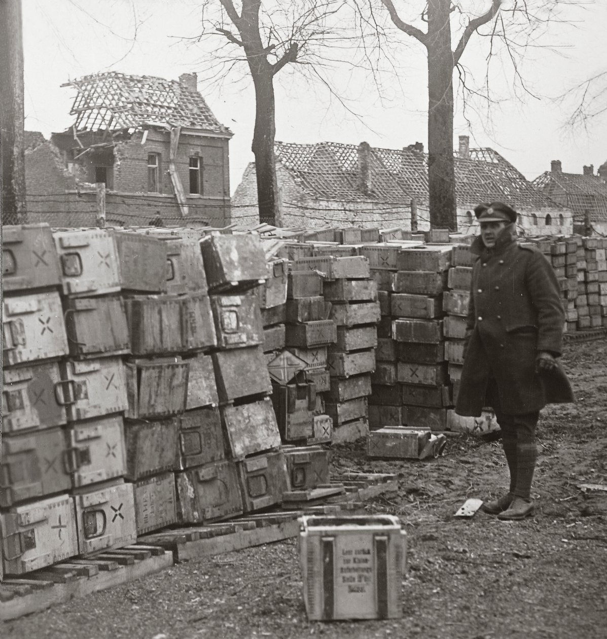Onze snelle opmars nabij Cambrai dwong de Duitsers grote hoeveelheden munitie achter te laten door English Photographer