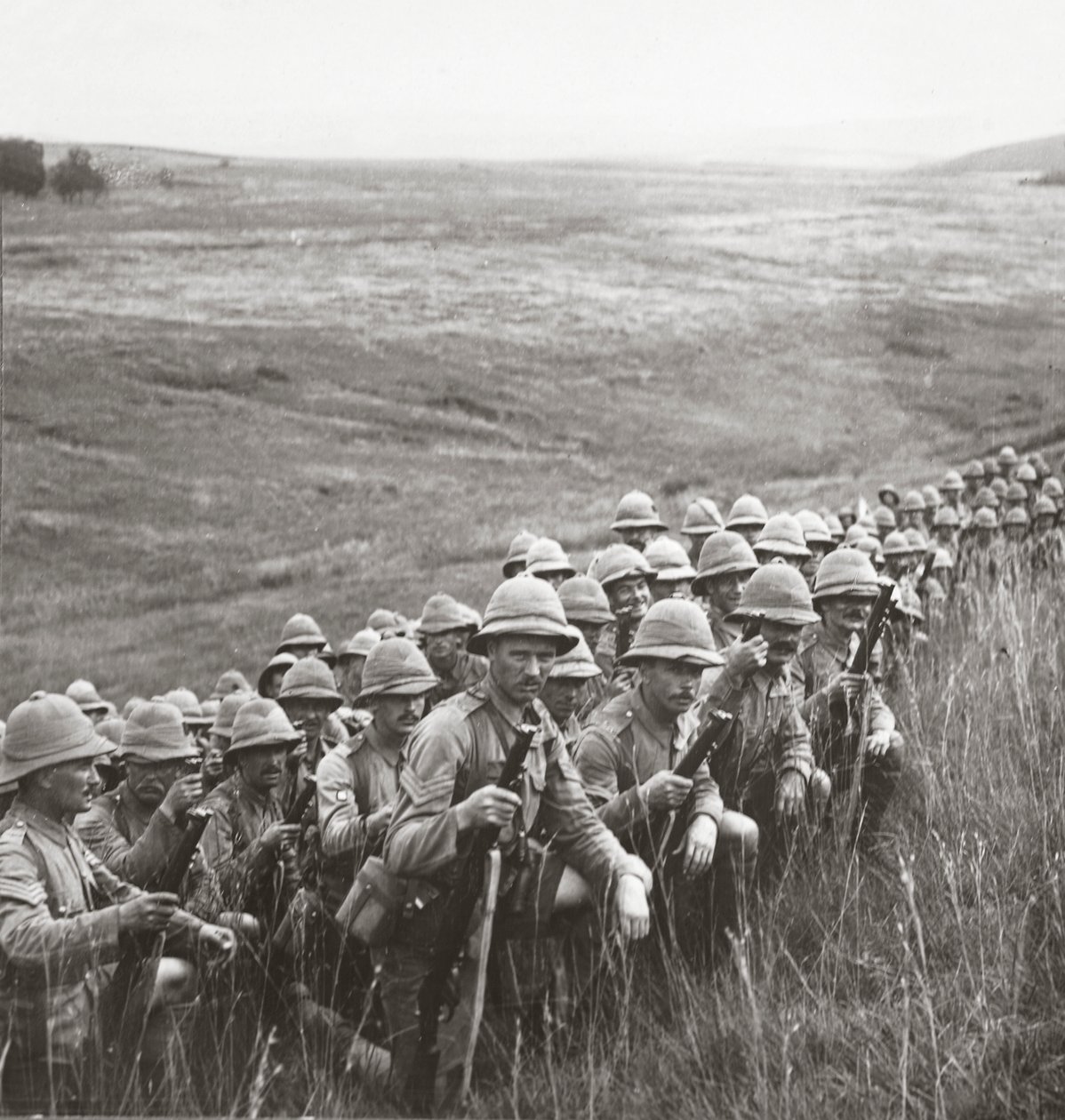 Onze reserves wachten op orders om naar hun nieuwe posities op de hellingen van Cape Helles te verhuizen, 1915 door English Photographer