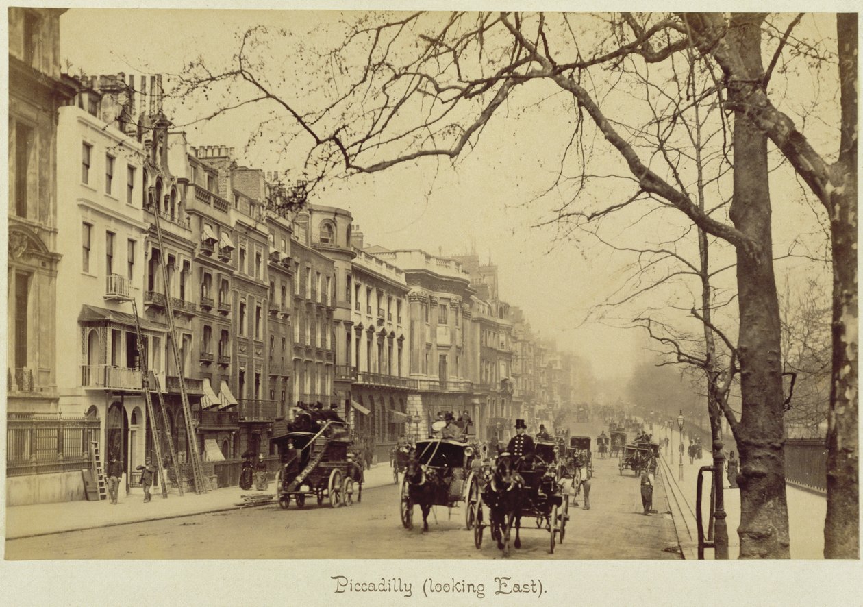 Piccadilly naar het oosten gericht door English Photographer