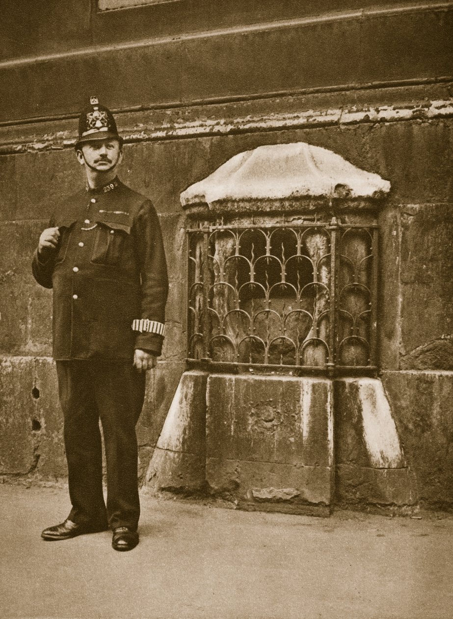 Politieagent naast een steen in de muur van St. Swithins, Cannon Street door English Photographer