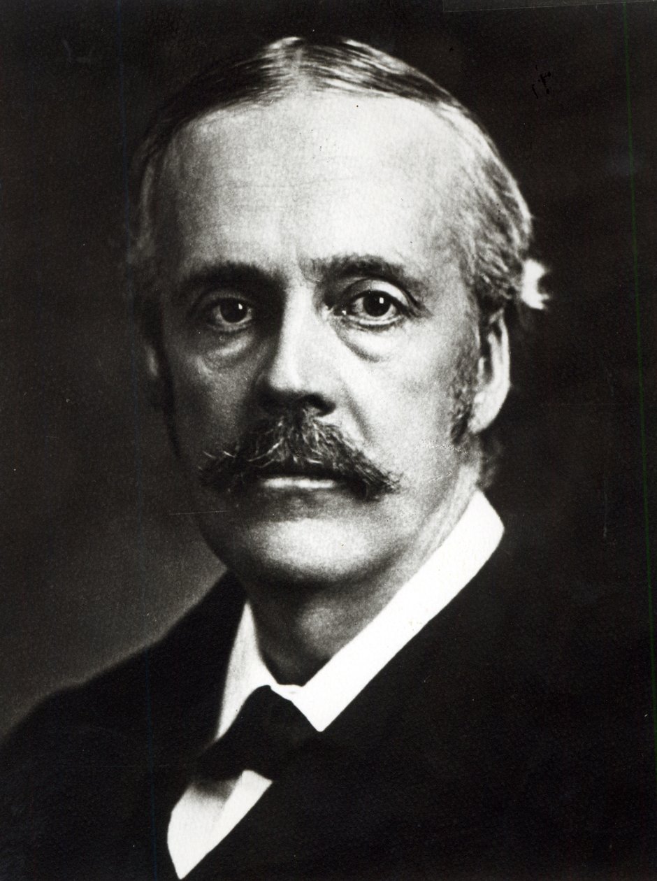 Portret van Arthur James Balfour door English Photographer