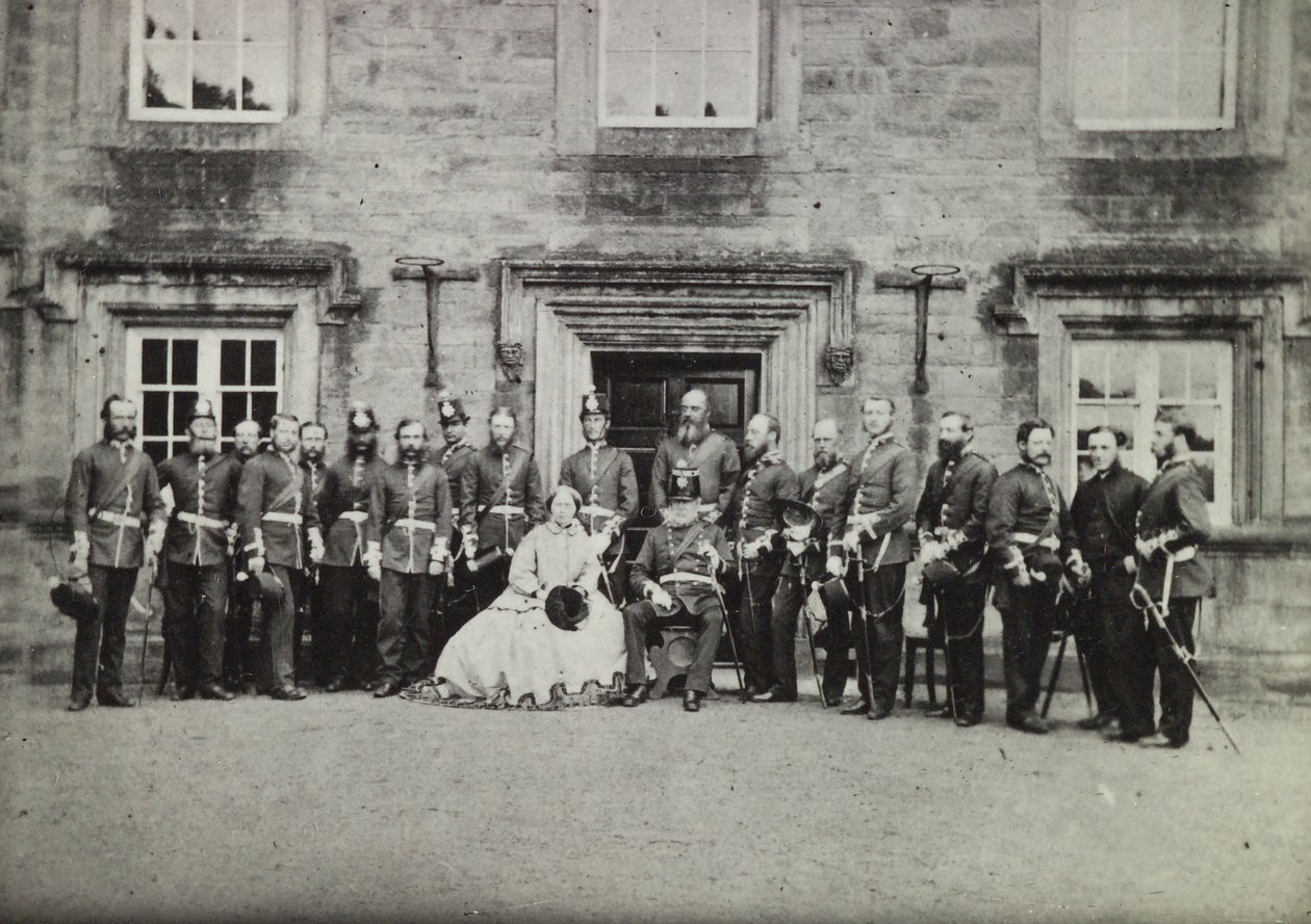 Koningin Victoria en legerofficieren, uit de collectie van Kol. Philip S Newton, 1860 door English Photographer