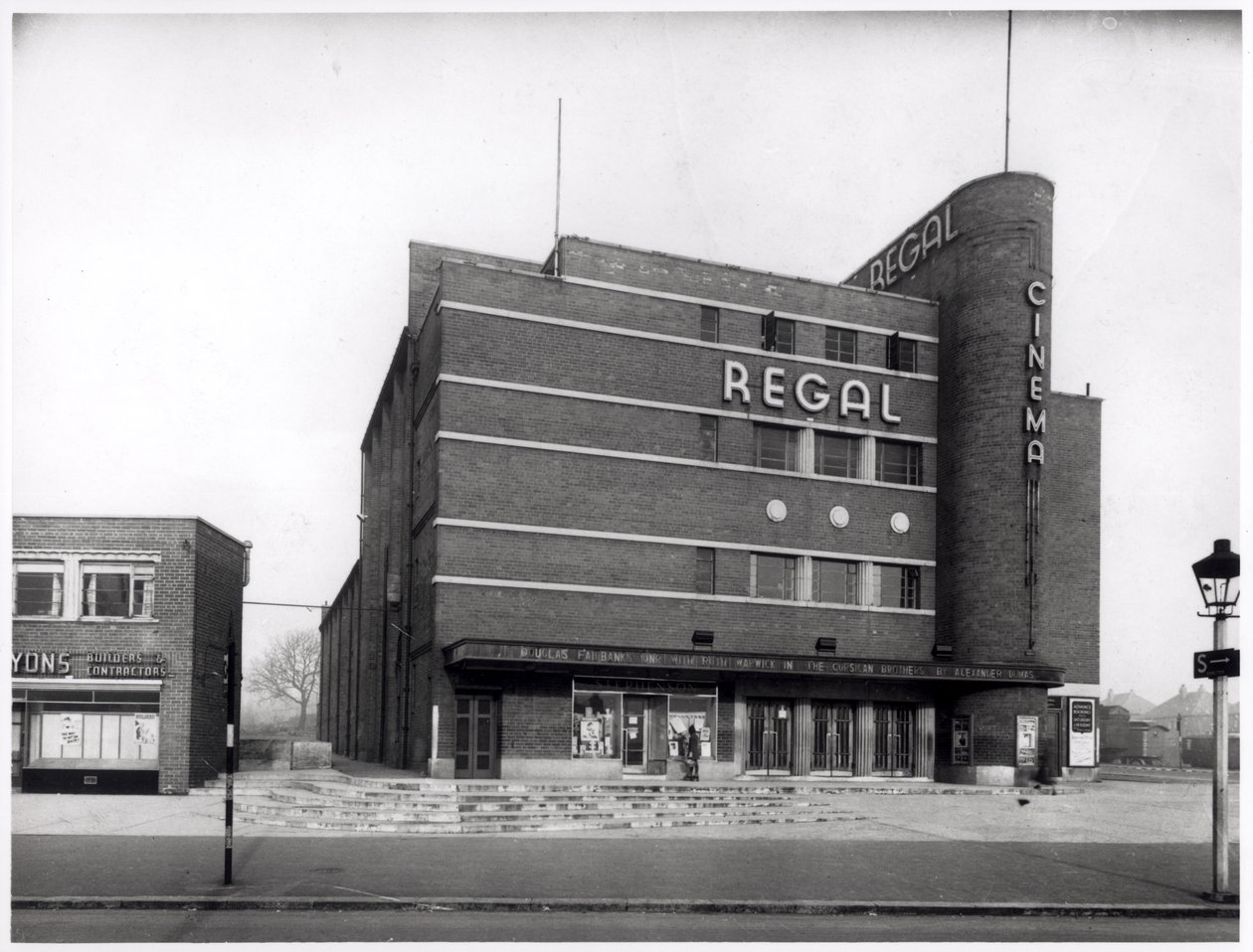 Regal Cinema op Cross Gates Road, Leeds, 1943 door English Photographer