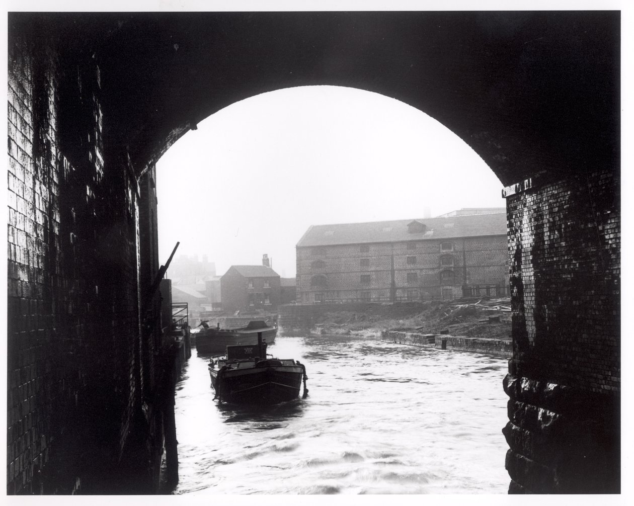 River Aire gezien vanaf de Dark Arches, Leeds, 1951 door English Photographer