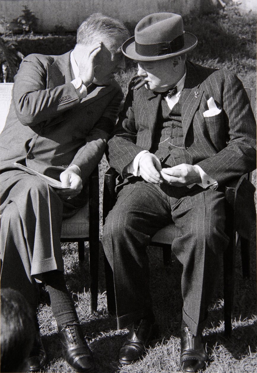 Roosevelt en Churchill in diep gesprek op de Casablanca-conferentie, Marokko, januari 1943 door English Photographer