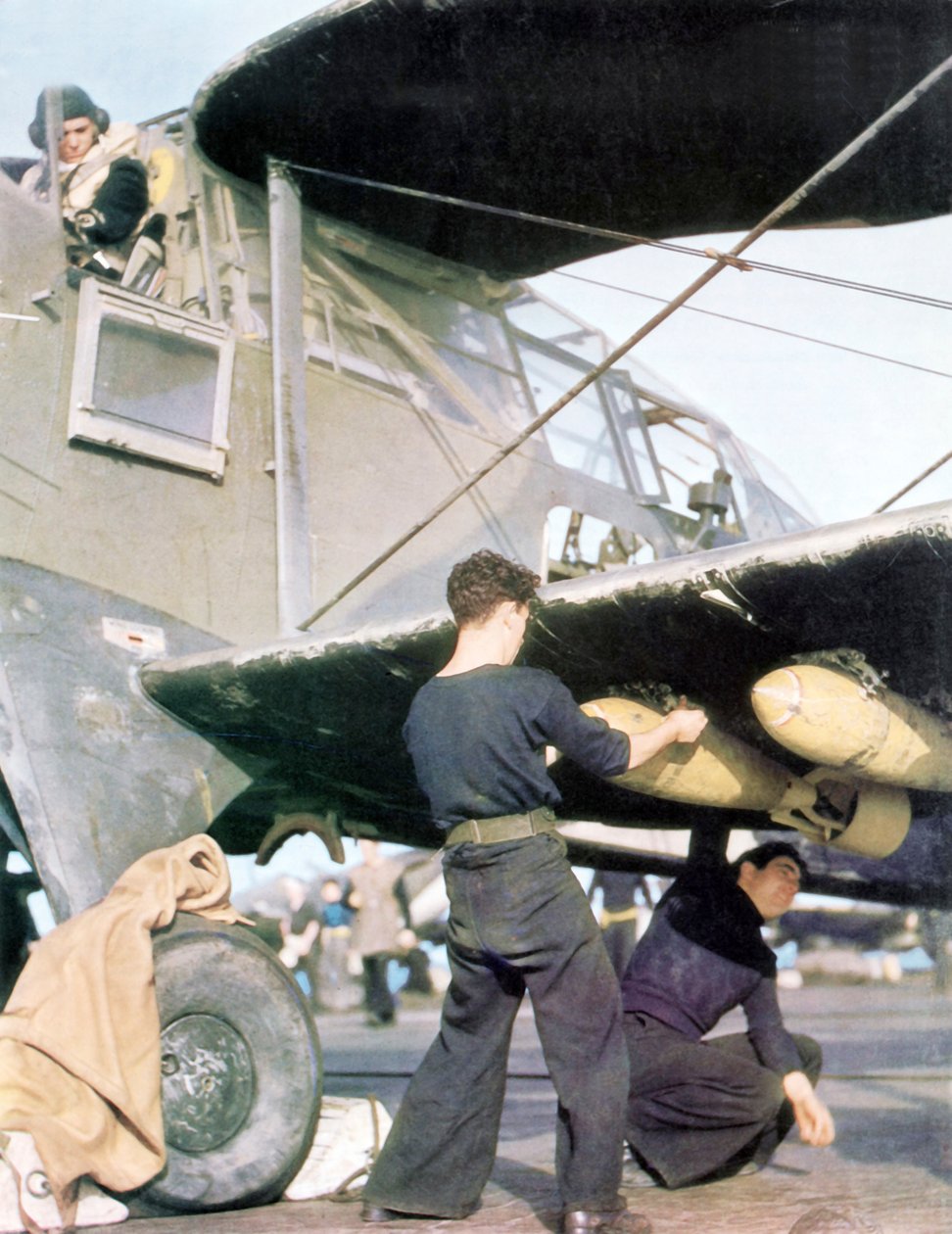 Royal Navy vliegtuigen, 1942 door English Photographer