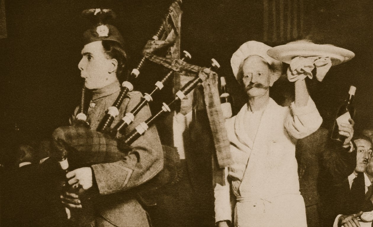 Schotse doedelzakspeler introduceert de haggis op een Caledonisch banket, Londen door English Photographer