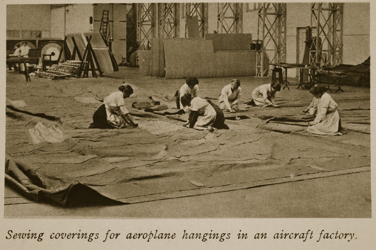 Naaien van hoezen voor vliegtuigophangingen in een vliegtuigfabriek, 1914-19 door English Photographer