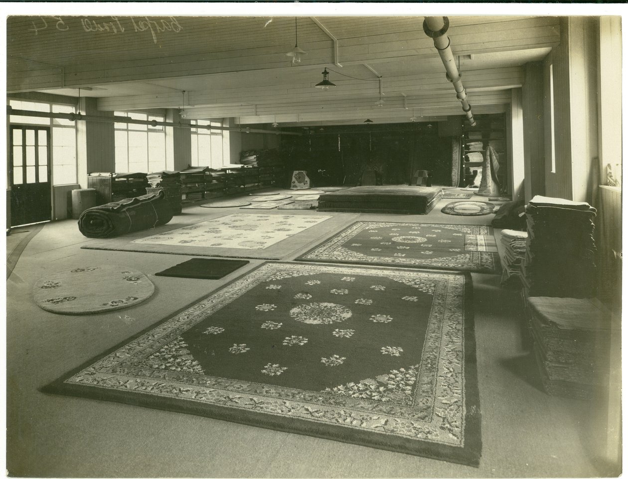 Showroom voor Anglo-Turkey weefsels, Carpet Trades, 1923 door English Photographer