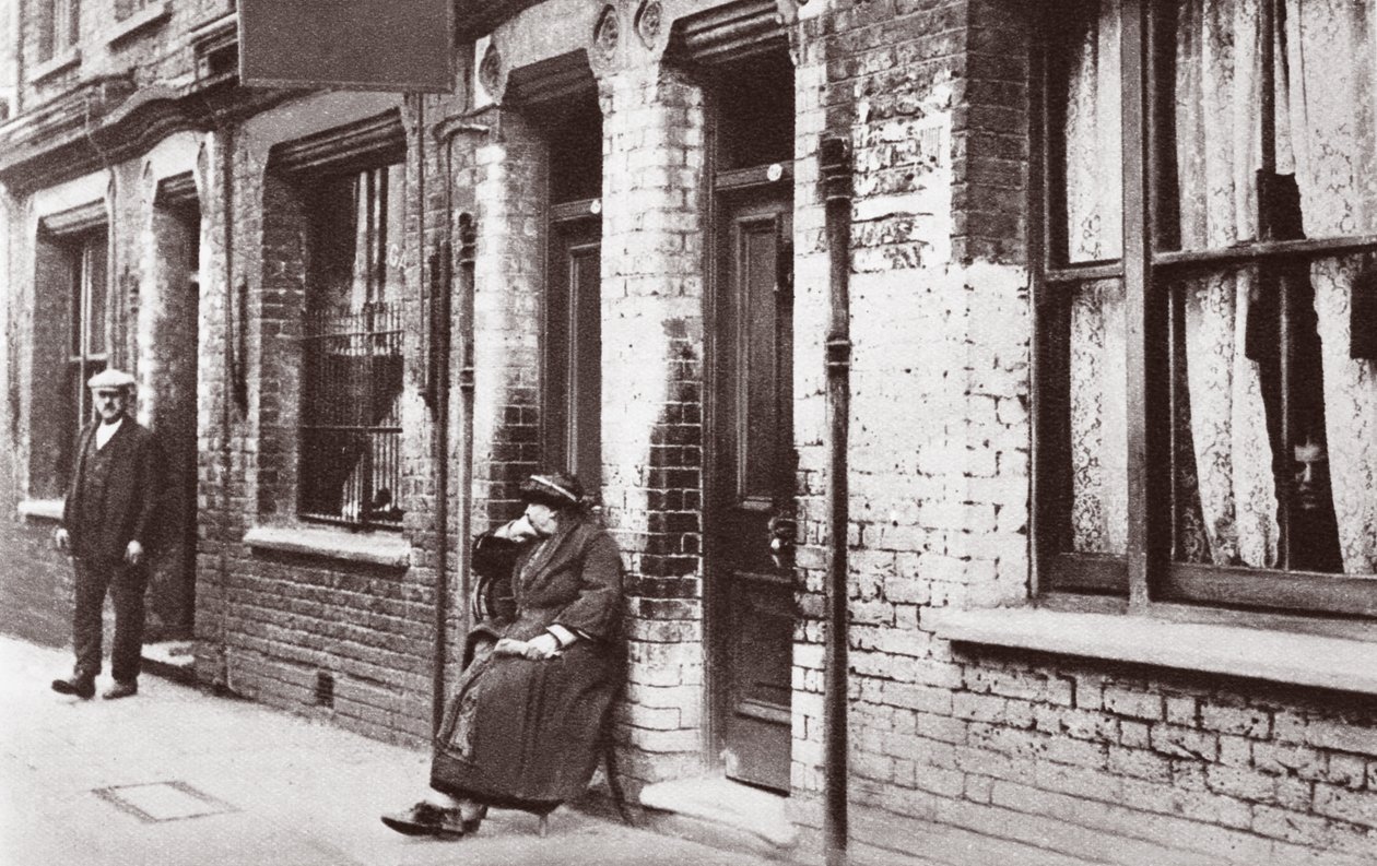 Sloppenwijken, 1934 door English Photographer