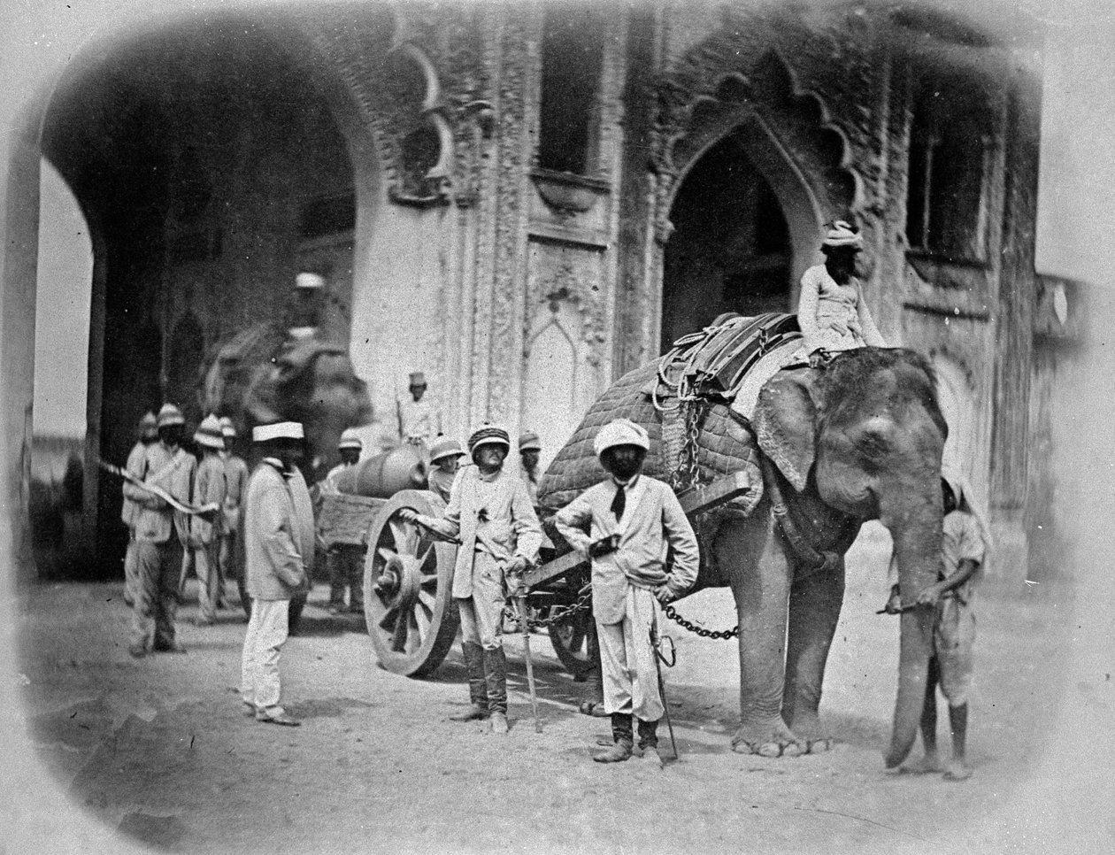 Soldaten met een olifant die een kanon trekt, 1858 door English Photographer