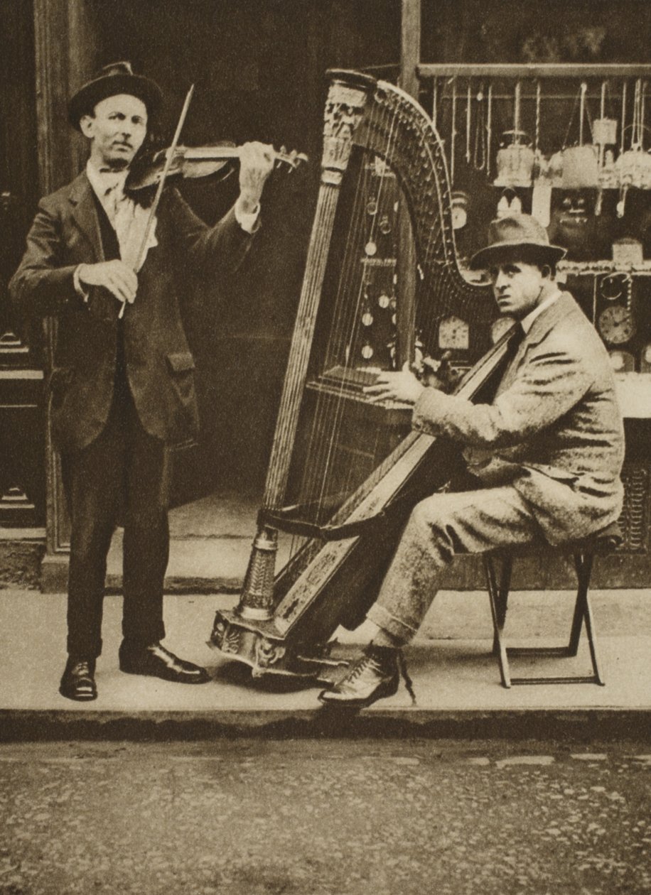 Straatmuzikanten: een harpist en violist door English Photographer