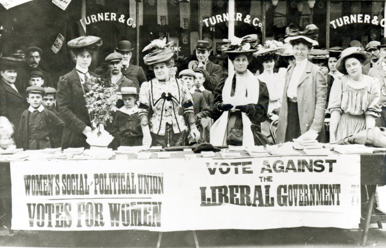 Suffragettes bij een campagne stand door English Photographer