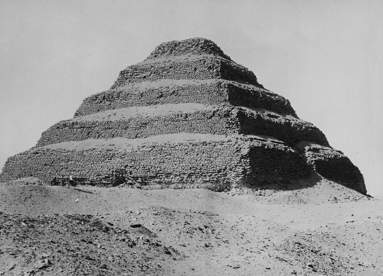 De Piramide van Sakkara, ca. 1904-05 door English Photographer