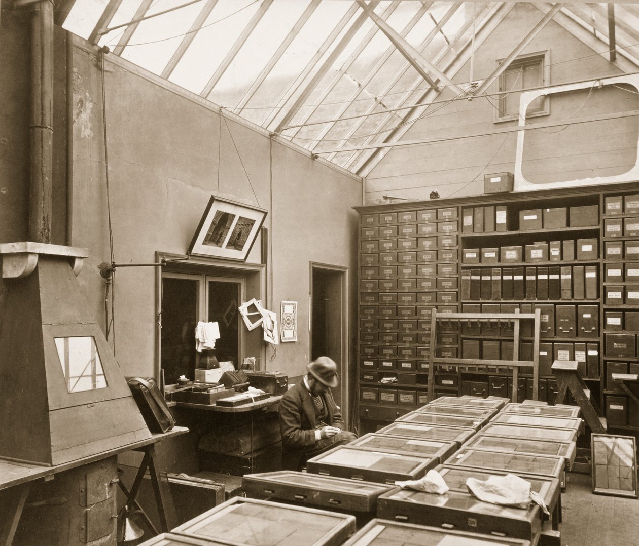 De studio, 9 Melbury Road, Kensington door English Photographer