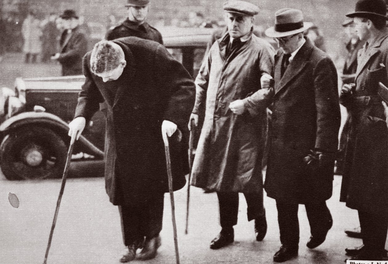 Minder mobiele mensen vermijden de menigte buiten Westminster Hall tijdens het opbaren van George V, 1936 door English Photographer