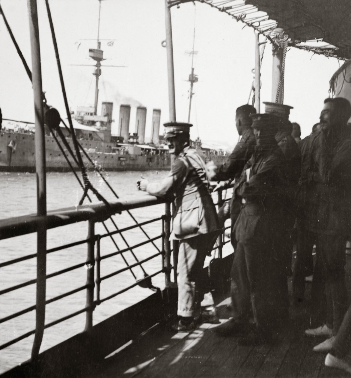 Transport met de Oude Verachters uit India ontmoet een oorlogsschip in de Middellandse Zee door English Photographer