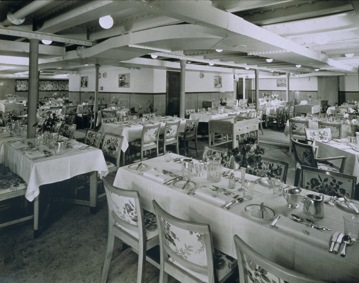 Uitzicht op een eetkamer aan boord van een cruiseschip door English Photographer