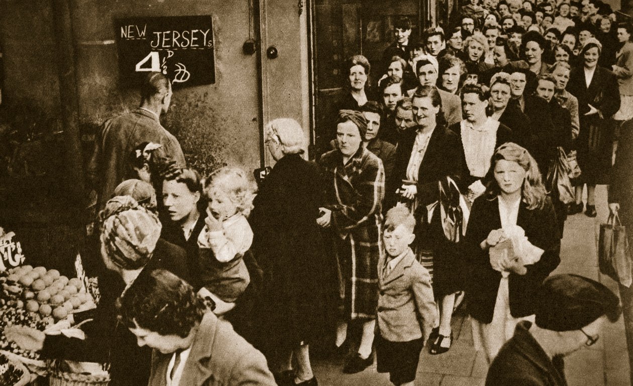 Vrouwen in de rij bij een fruit- en groentekraam in Londen, juni 1947 door English Photographer