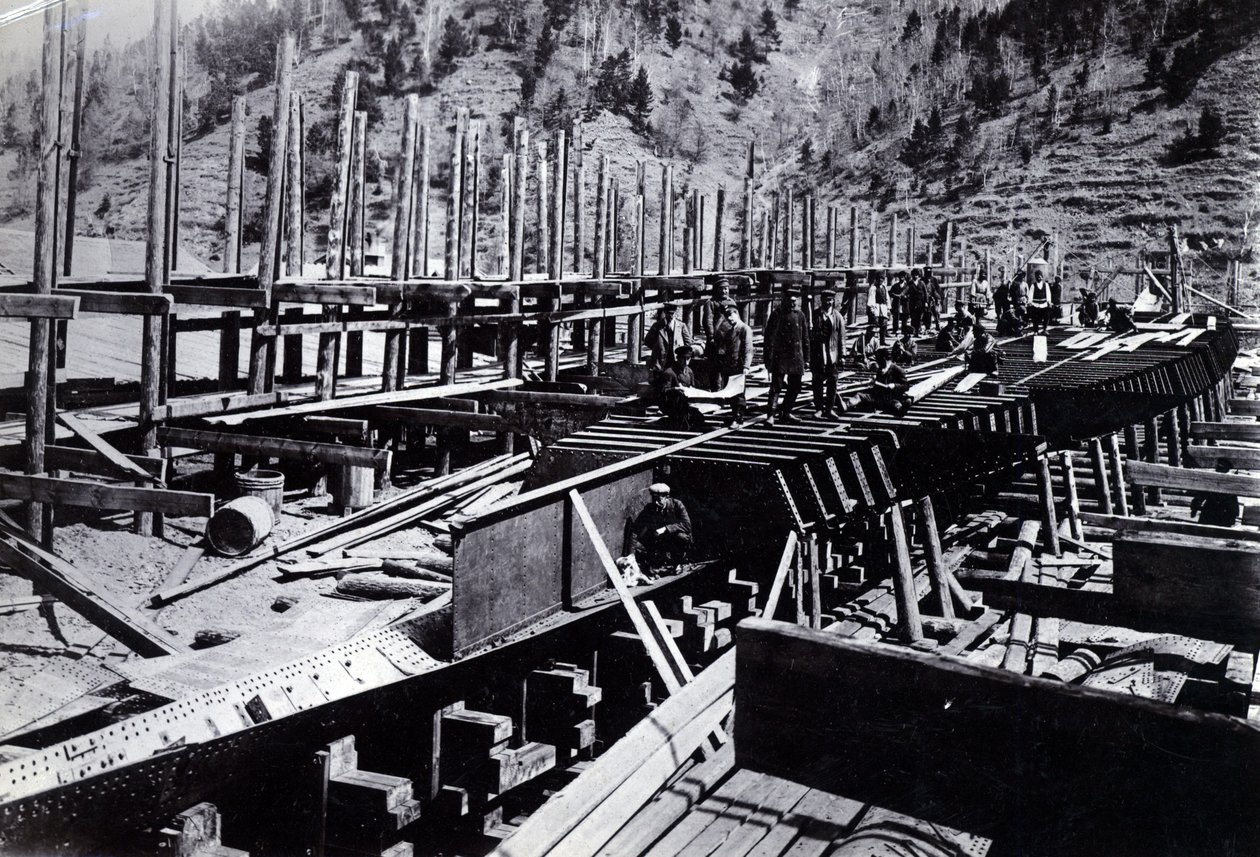 Yard no. 647, Baikal. De ijsbrekende treinveerboot Baikal in aanbouw bij het Baikalmeer, 1896 door English Photographer